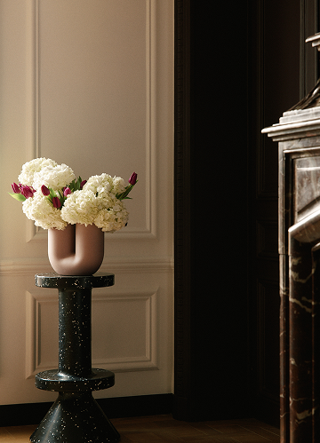 Bouquet de fleurs fraîches sur fond clair